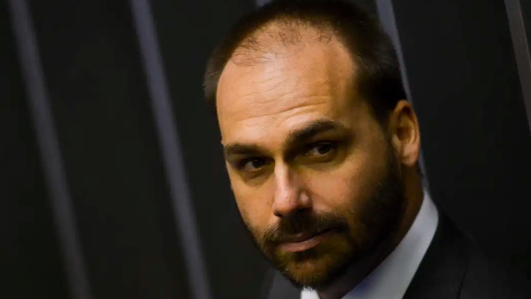 Eduardo Bolsonaro é demitido da Polícia Federal por abandonar cargo