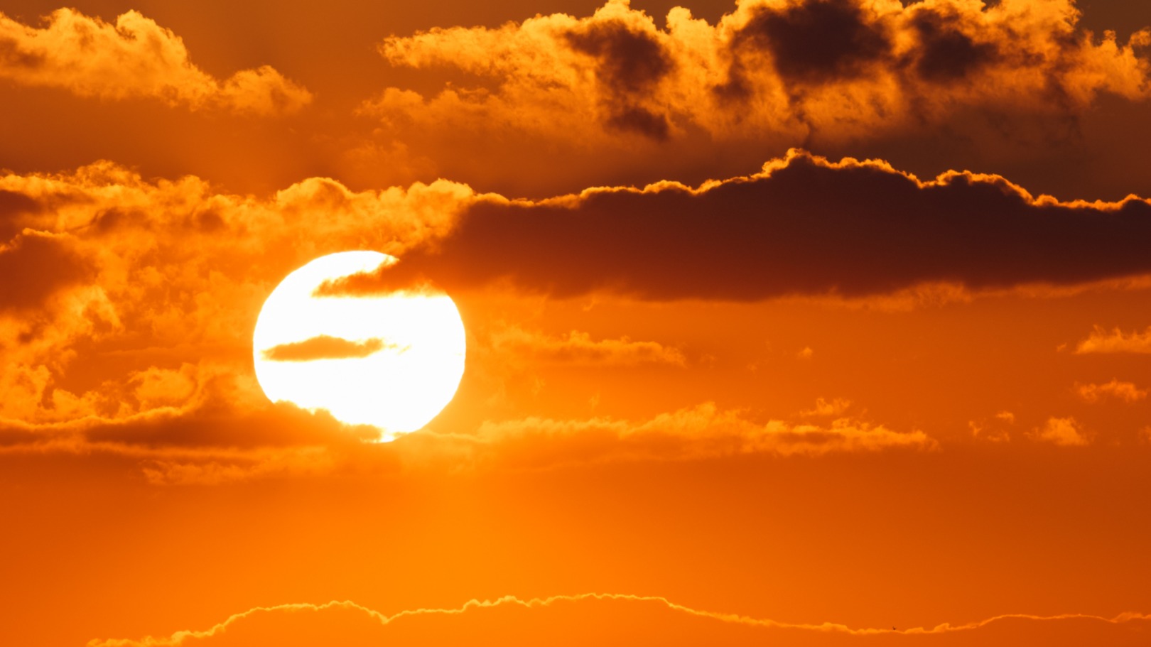 Calor sobe mesmo sem sol: Goiânia terá 35°C neste sábado (26)