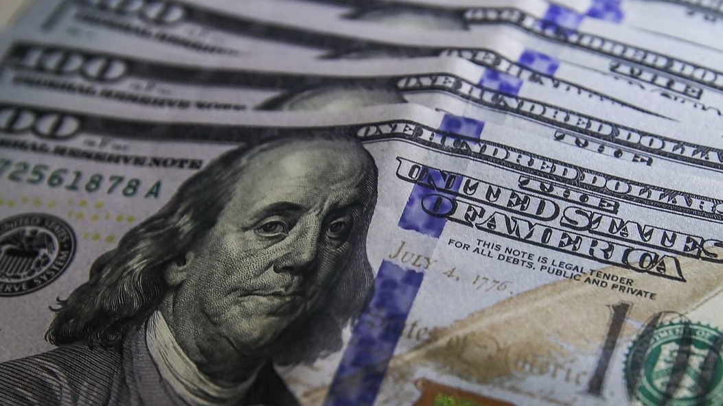 Dólar cai abaixo de R$ 5 e ações brasileiras disparam após 1º turno