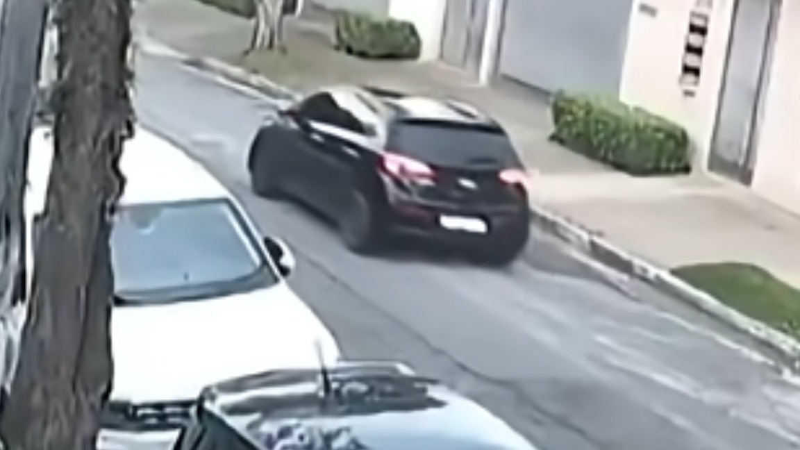 Câmera flagra assaltantes entrando de carro na garagem da família Matsunaga em SP